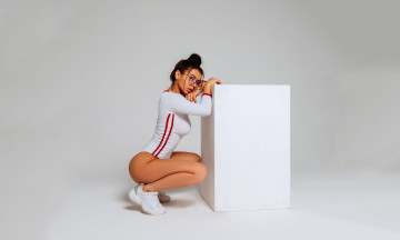 Картинка светлана+иванова девушки девушка женщина брюнетка темноволосая сексуальная модель звезда позирует разная обувь верхняя стильная одежда нижнее эротическое бельё трусы лифчик колготки чулки аксессуары макияж и множество элементов на фотографии