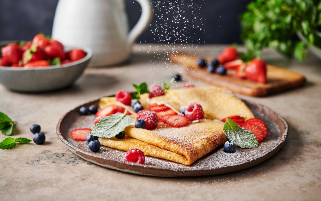 Обои картинки фото еда, блины,  оладьи, ягоды, клубника, сахарная, пудра, мята