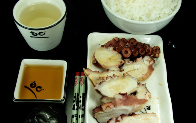 Обои картинки фото еда, рыба,  морепродукты,  суши,  роллы, рис, морепродукты, соус