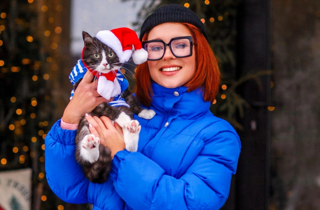 Обои картинки фото девушки, анна шаховская, образ, косплей, наряд, костюм, шапка, куртка, очки, кот, простоквашино