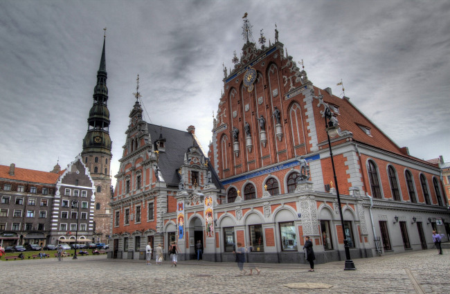 Обои картинки фото рига, латвия, города, площадь, здания, флюгер, шпиль