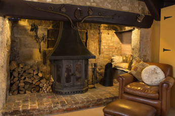 Картинка интерьер камины печка кресло