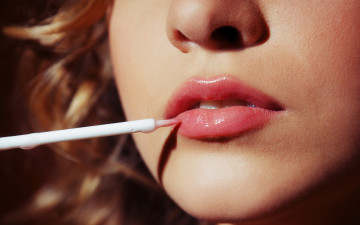 Картинка rachel разное губы помада