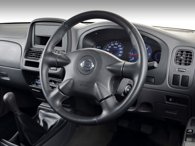 Обои картинки фото автомобили, спидометры, торпедо, nissan, nt100, clipper