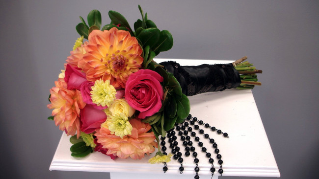 Обои картинки фото цветы, букеты,  композиции, бусы, розы, георгины