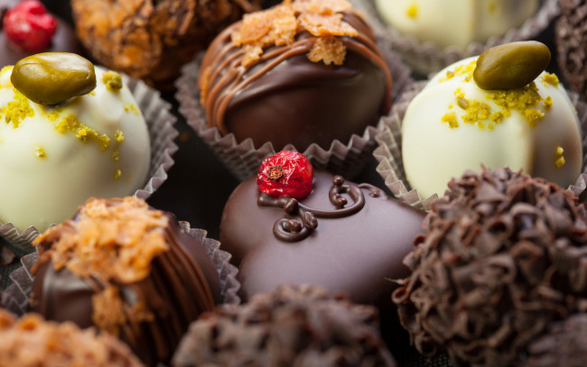 Обои картинки фото еда, пирожные,  кексы,  печенье, темный, шоколад, фисташки, конфеты, белый, молочный