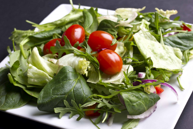 Обои картинки фото еда, салаты,  закуски, салат, лук, помидоры