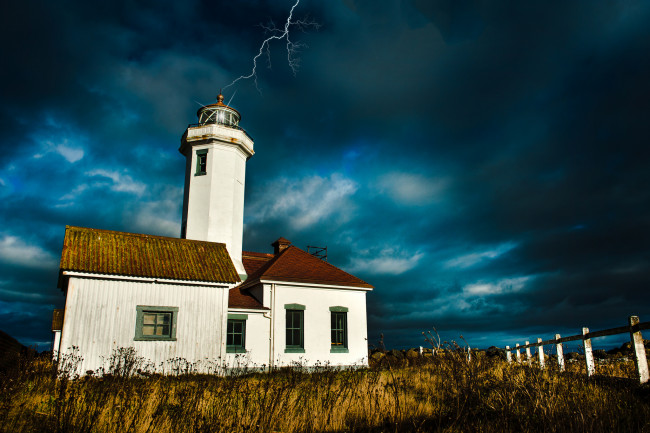 Обои картинки фото природа, молния,  гроза, разряд, гроза, тучи, маяк