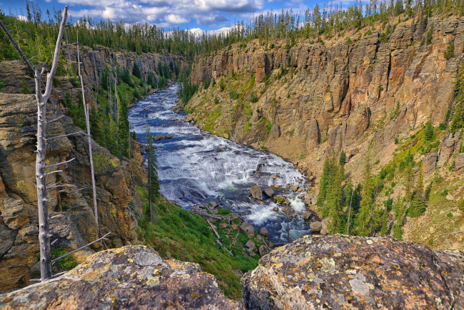 Обои картинки фото природа, реки, озера, река, деревья, небо, горы, скалы