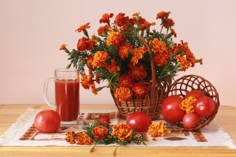 Картинка еда натюрморт корзинка тагетес букет сок помидоры бархатцы томаты