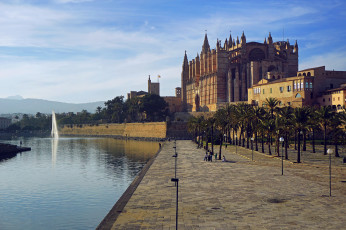 Картинка cathedral+of+santa+maria+of+palma+and+the+royal+palace+of+la+almudaina города -+католические+соборы +костелы +аббатства храм река