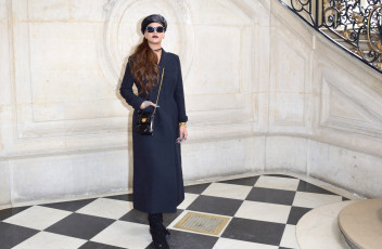 Картинка музыка rihanna берет пальто лестница украшения сумка рианна очки певица