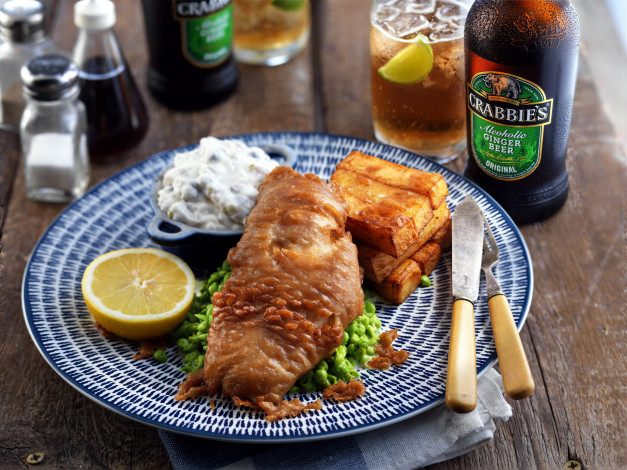 Обои картинки фото еда, мясные блюда, картофель, горошек, отбивная, лимон