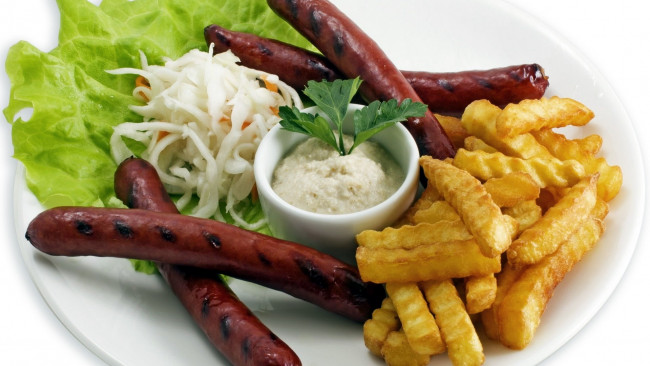 Обои картинки фото еда, колбасные изделия, соус, колбаски, картофель