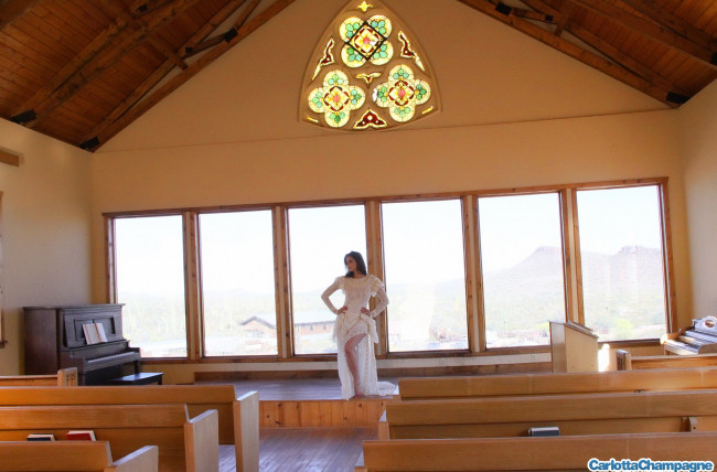 Обои картинки фото девушки, carlotta champagne, церковь, пианино, платье, брюнетка