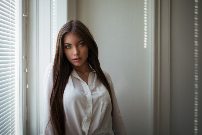 Обои картинки фото lea komesarovic, девушки, lea, komesarovic, девушка, модель, брюнетка, красотка, поза, сексуальная, взгляд, флирт, макияж, причёска