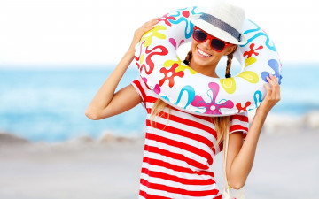 Картинка девушки -+блондинки +светловолосые блондинка косички шляпка спасательный круг очки улыбка