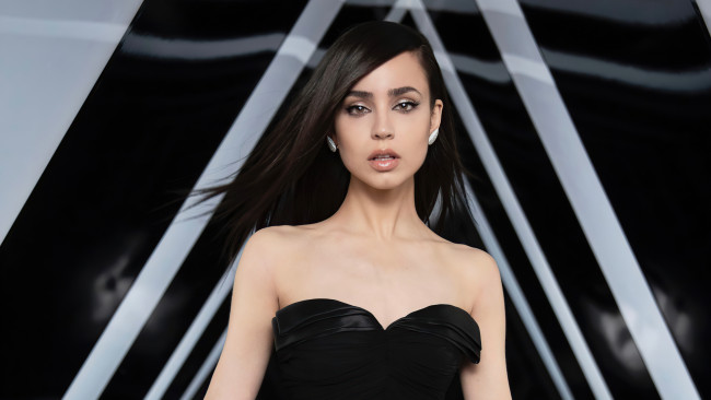 Обои картинки фото sofia carson,  vogue 2020, музыка, -другое, софия, даккаретт, чар, cофия, карсон, американская, актриса, певица, vogue, 2020