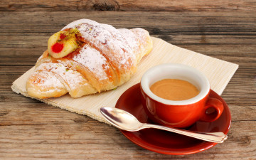 Картинка еда кофе +кофейные+зёрна круассан салфетка