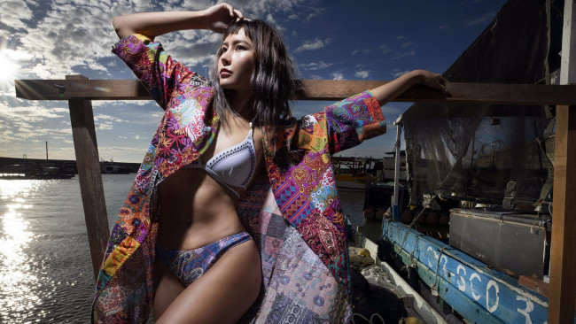 Обои картинки фото девушки, - азиатки, река, баржа, азиатка, поза