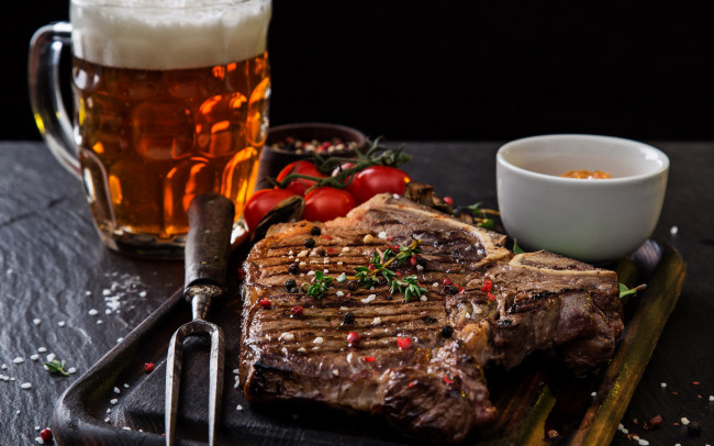 Обои картинки фото еда, мясные блюда, пиво, мясо, помидоры