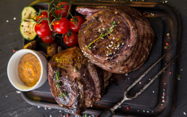 Обои картинки фото еда, мясные блюда, соус, помидоры, мясо, розмарин