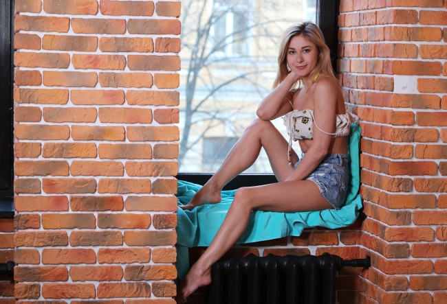 Обои картинки фото дарина литвинова, девушки, candice brielle , candice b,  snezhka,  darina litvinova, дарина, литвинова, девушка, модель, поза, ножки, окно