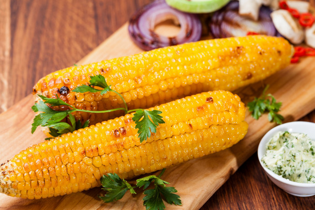 Обои картинки фото еда, кукуруза, петрушка, початки, соус