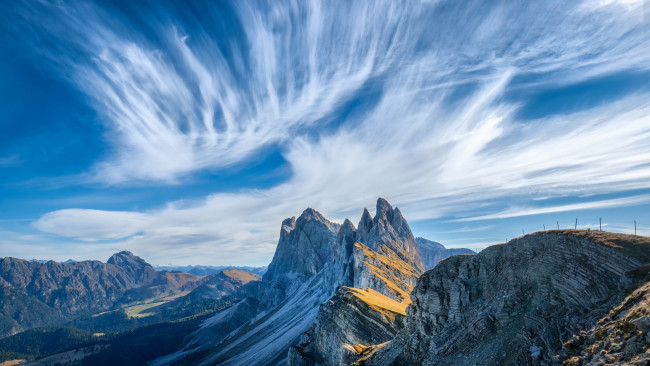 Обои картинки фото природа, горы, пейзаж, облака, небо, забор, скалы, вид, на, далекий, доломитовые, альпы, италия, химиотрассы