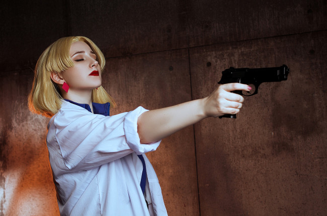 Обои картинки фото девушки, - креатив,  косплей, образ, костюм, косплей, блондинка, халат, пистолет