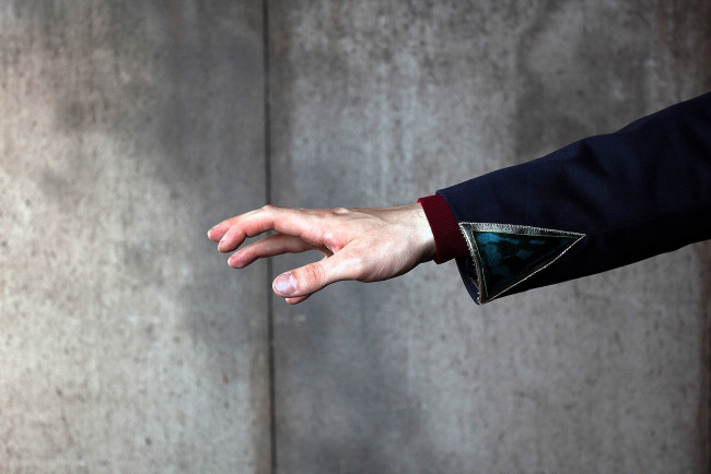 Обои картинки фото разное, руки,  ноги, рука, костюм, стена