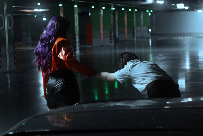 Обои картинки фото девушки, - креатив,  косплей, образ, костюм, косплей, транспорт, парковка