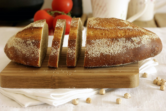 Обои картинки фото еда, хлеб, выпечка, орехи, доска, ломтики