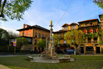 Картинка испания кантабрия комильяс города улицы площади набережные дома площадь