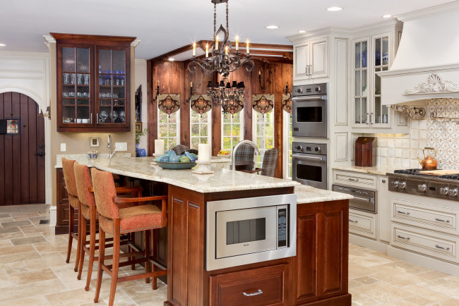 Обои картинки фото интерьер, кухня, люстра, духовка, стулья