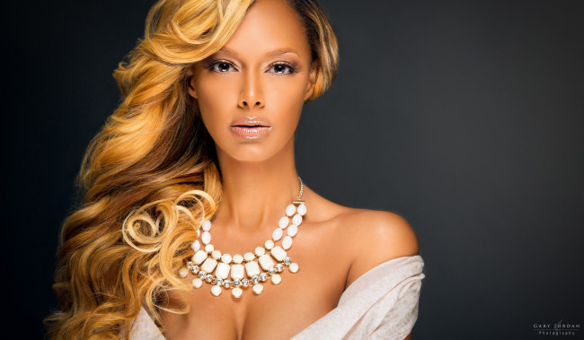 Обои картинки фото девушки, sian mcintosh, волосы, колье