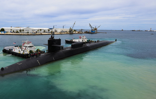 Обои картинки фото uss michigan, корабли, разные вместе, субмарина, буксир, обслуга