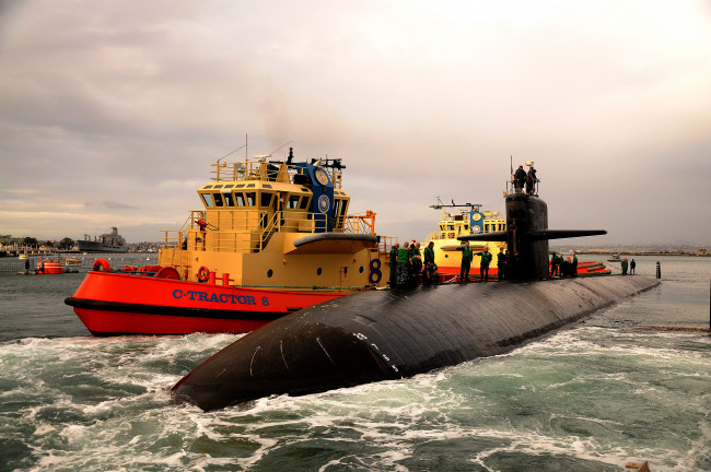 Обои картинки фото uss san francisco, корабли, разные вместе, субмарина, буксиры, обслуга