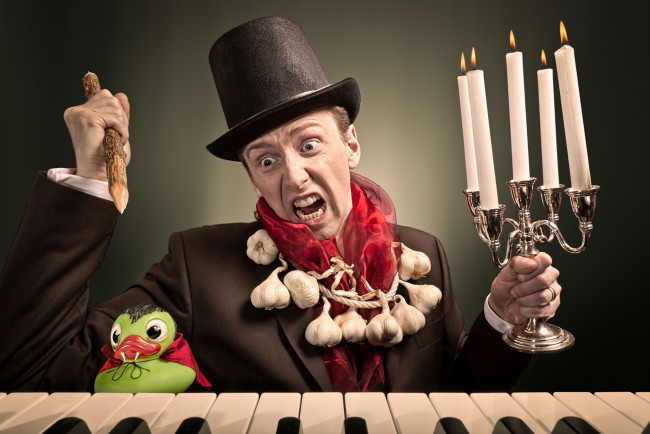 Обои картинки фото юмор и приколы, чеснок, осиновый, кол, подсвечник, охотник, за, вампирами, свечи, клавиши, вампир, утёнок