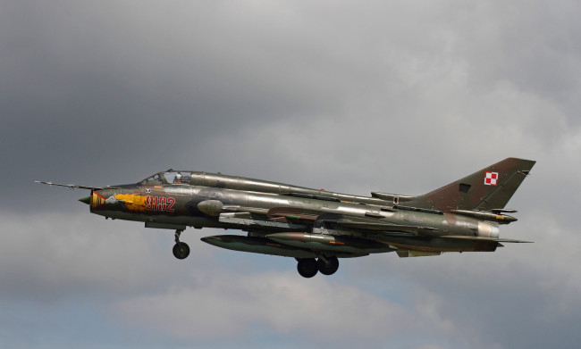 Обои картинки фото sukhoi su-22m-4 