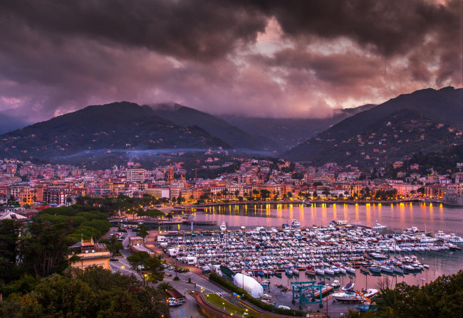 Обои картинки фото города, - панорамы, бухта, яхты, море, вечер, город, горы