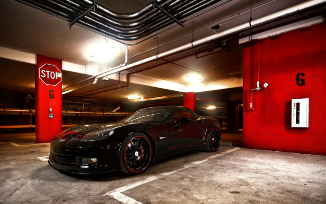 Обои картинки фото автомобили, corvette, корвет, шевроле, chevrolet, парковка, черный
