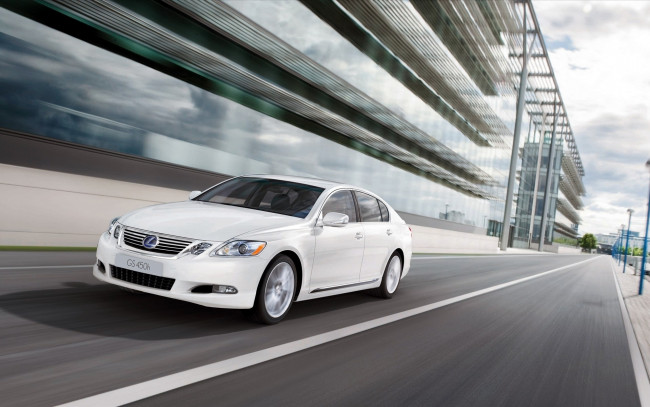 Обои картинки фото автомобили, lexus, скорость, шоссе, дорога, здание, белый, лексус, 450h, gs