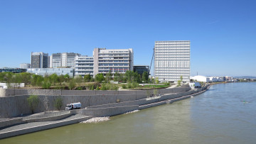 Картинка города -+панорамы дома река