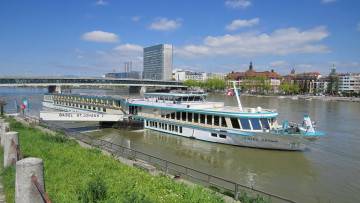 Картинка корабли теплоходы река город корабль