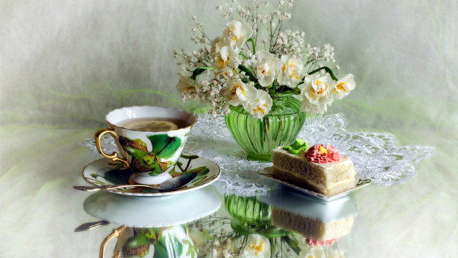 Обои картинки фото еда, натюрморт, нарциссы, гипсофила, чай, пирожное