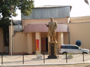 Картинка города -+памятники +скульптуры +арт-объекты скульптура памятник город переулок+гвардейский памятник+ленину ростов+на+дону