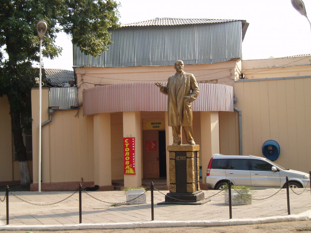 Обои картинки фото города, - памятники,  скульптуры,  арт-объекты, скульптура, памятник, город, переулок гвардейский, памятник ленину, ростов на дону