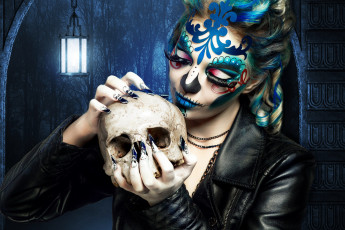 Картинка девушки -unsort+ креатив фонарь куртка череп бодиарт блондинка