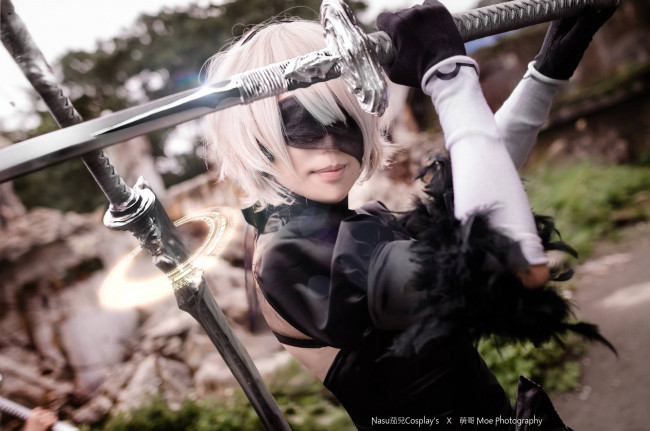 Обои картинки фото девушки, -unsort , девушки с оружием, оружие, развалины, андроид, девушка, 2в, shimotsuki